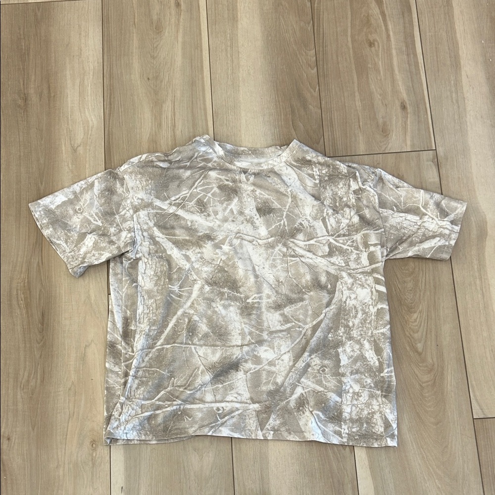 Amazon Women's Gray Patterned Short Sleeve Tee